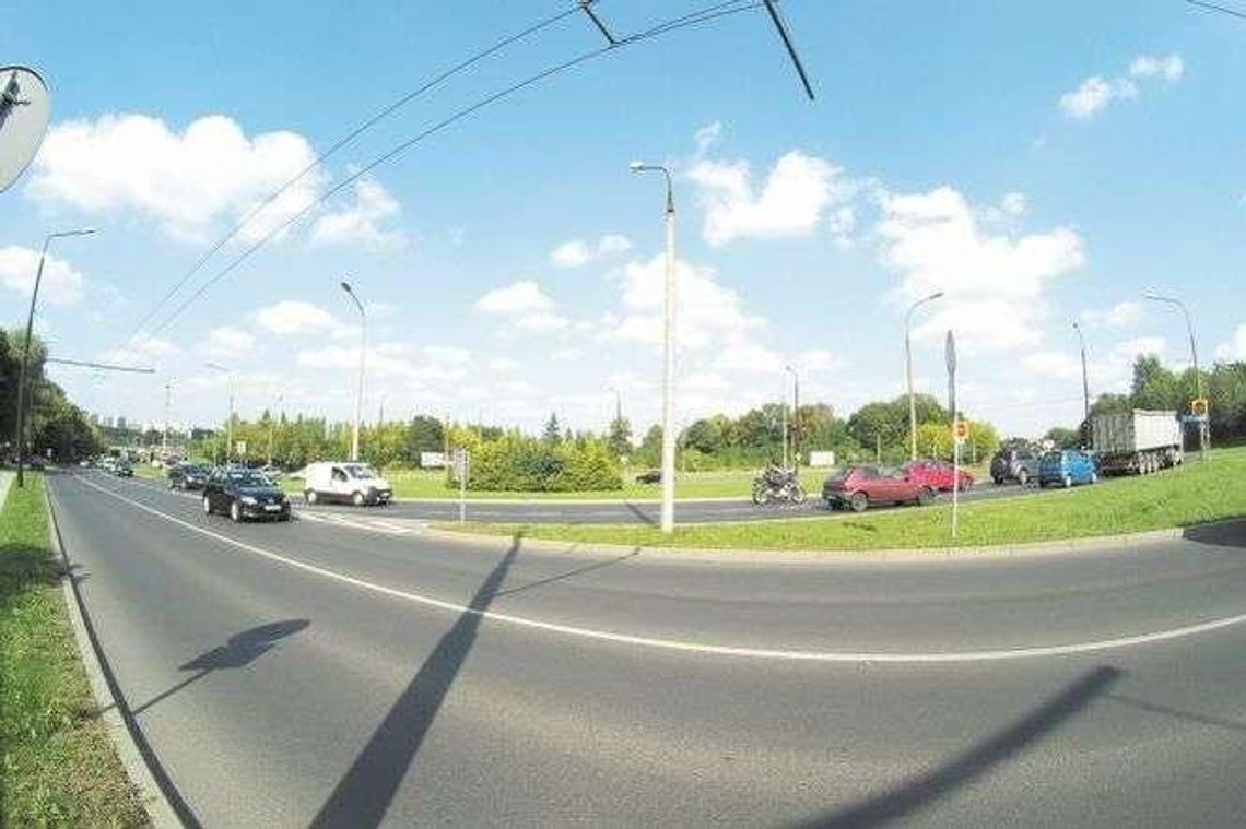 Korki, stłuczki i brak świateł na rondzie. Miasto nie zamierza nic zmieniać Korki, stłuczki i brak świateł na rondzie. Miasto nie zamierza nic zmieniać