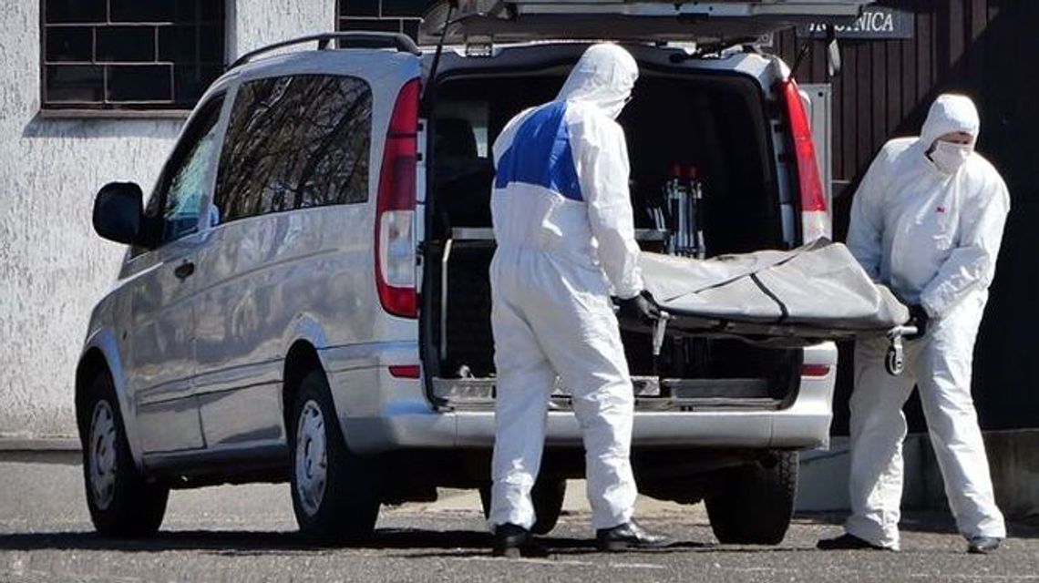 Koronawirus i zasady pogrzebów. "Nachodzą mnie myśli, czy w urnie był mój ojciec"