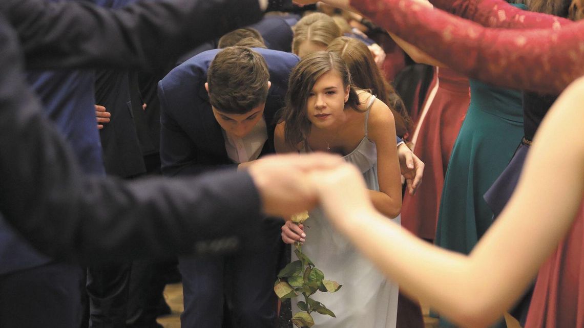 Koronawirus odwoła szkolne wycieczki, studniówki i bale ósmoklasistów?