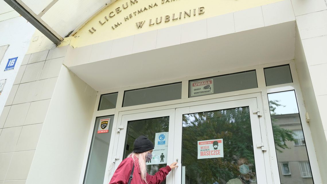 Koronawirus roznosi się po szkołach. Codziennie są chorzy w kolejnych placówkach Koronawirus roznosi się po szkołach. Codziennie są chorzy w kolejnych placówkach