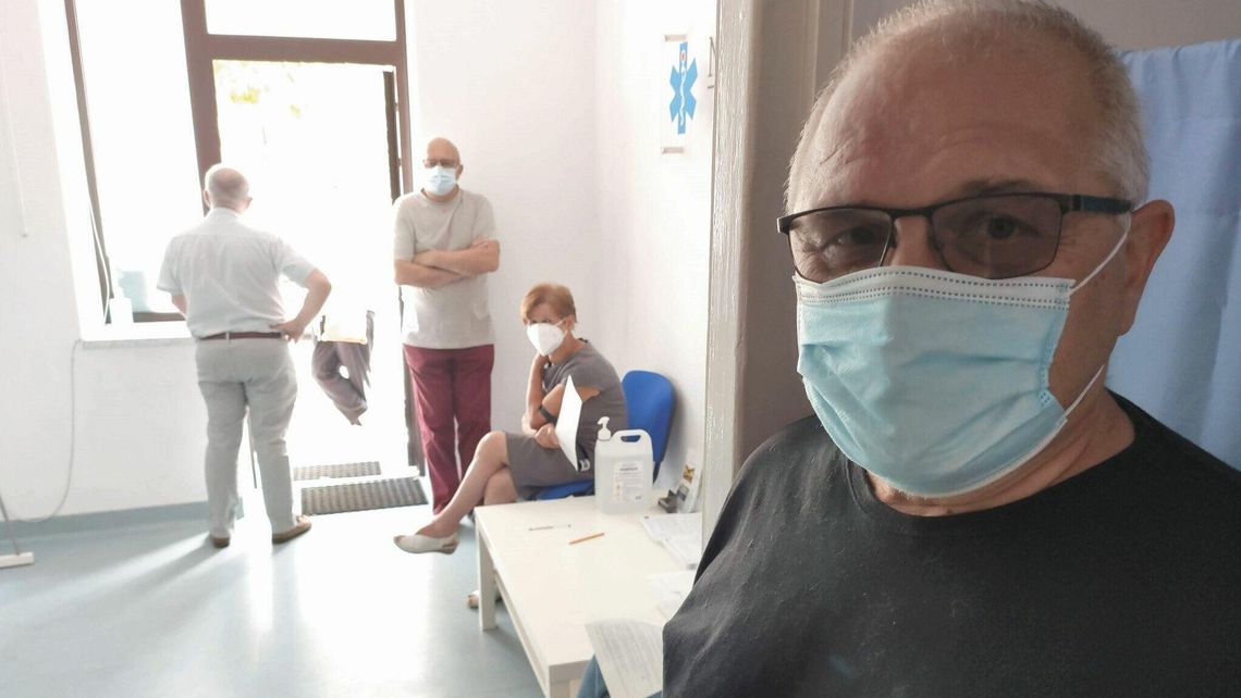 Koronawirus. Seniorzy posłuchali polityków i poszli się zaszczepić. Totalny bałagan Koronawirus. Seniorzy posłuchali polityków i poszli się zaszczepić. Totalny bałagan