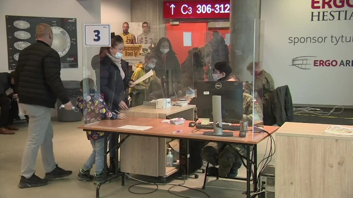 Koronawirus szaleje, w punktach szczepień znów więcej chętnych