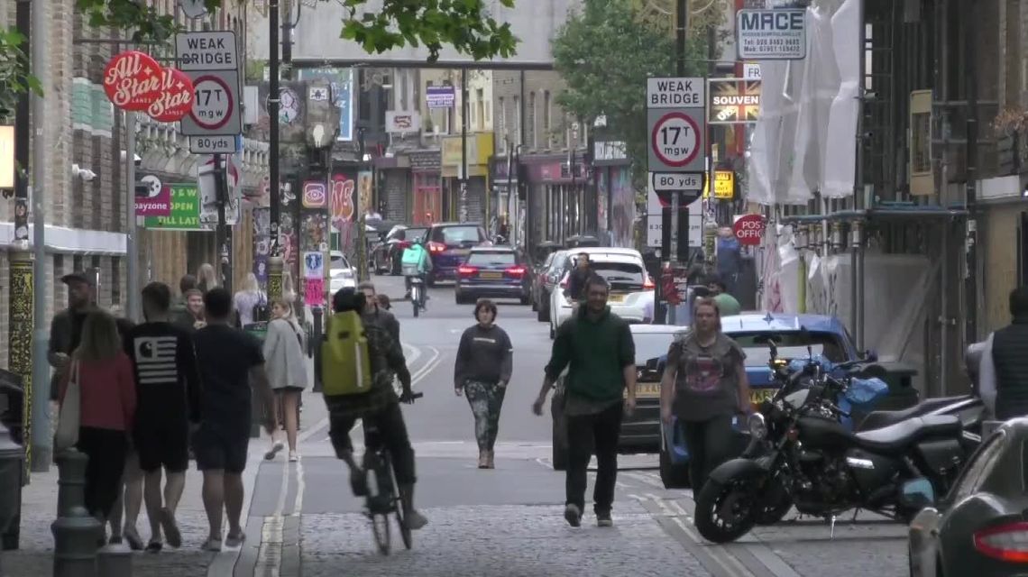 Koronawirus: W Anglii wprowadzono zakaz spotykania się w grupach większych niż 6 osób