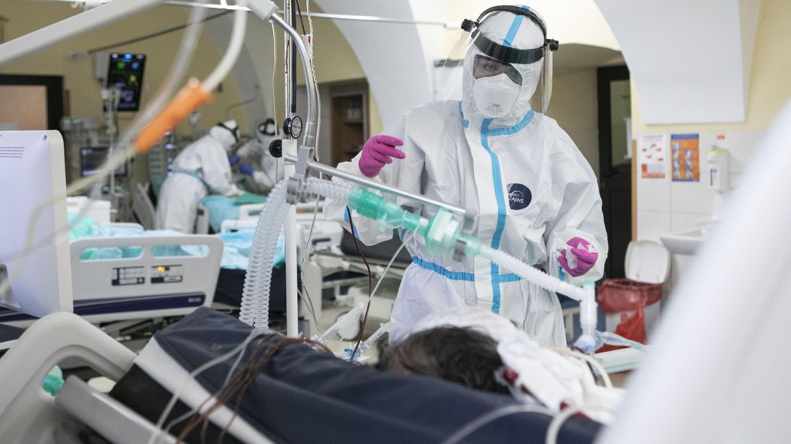 Koronawirus: W szpitalach przebywa 5669 osób, 421 pod respiratorami