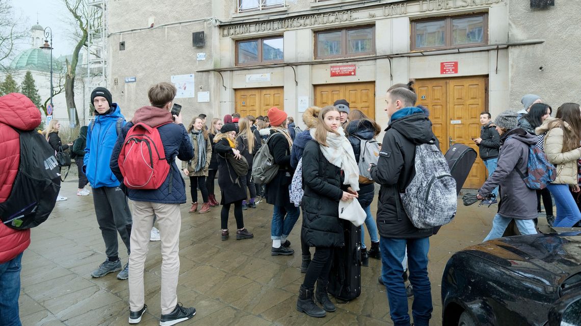 Koronawirus zamyka szkoły, uczelnie, kina i teatry. Podsumowanie dnia