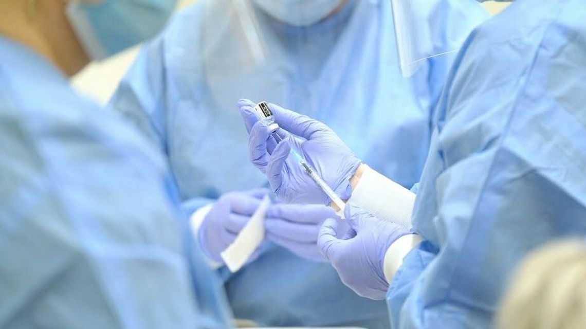 Koronawirus. Zaszczepieni już mogą po przyjeździe do Anglii robić tańsze testy Koronawirus. Zaszczepieni już mogą po przyjeździe do Anglii robić tańsze testy