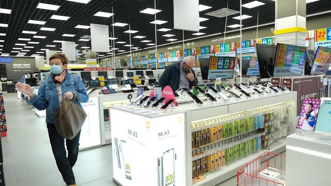 Koronawirus zmienił nasze wydatki. Rezygnujemy z części zakupów