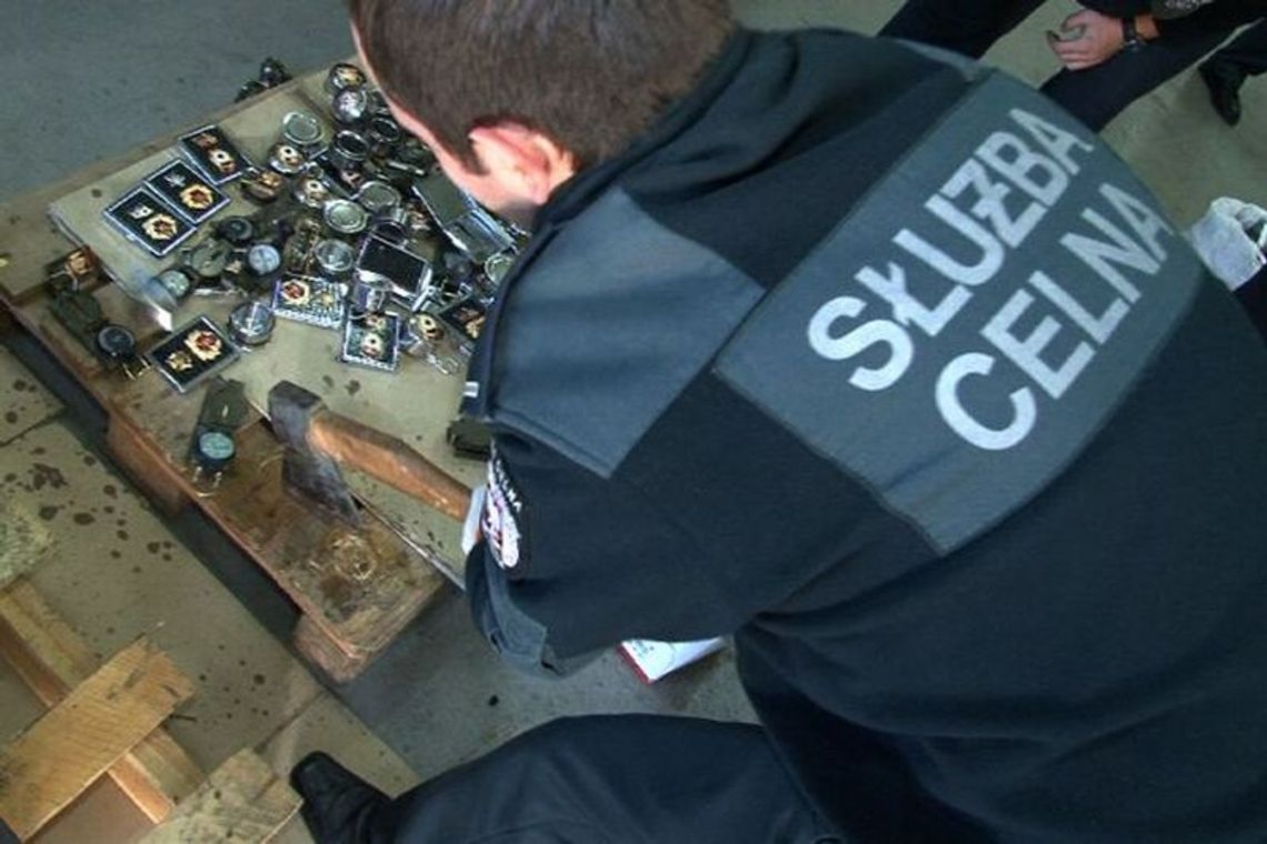 Koroszczyn: Celnicy zniszczyli komunistyczne gadżety (zdjęcia)