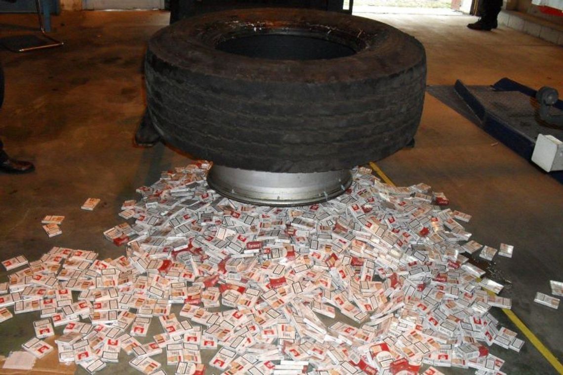 Koroszczyn: Papierosy w kołach ciężarówek