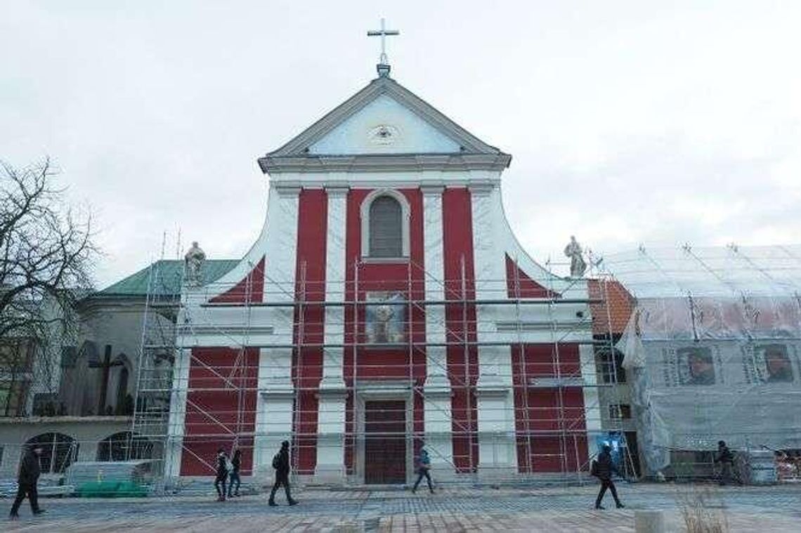 Kościół przy deptaku w nowych barwach. Co mówią mieszkańcy? [wideo]