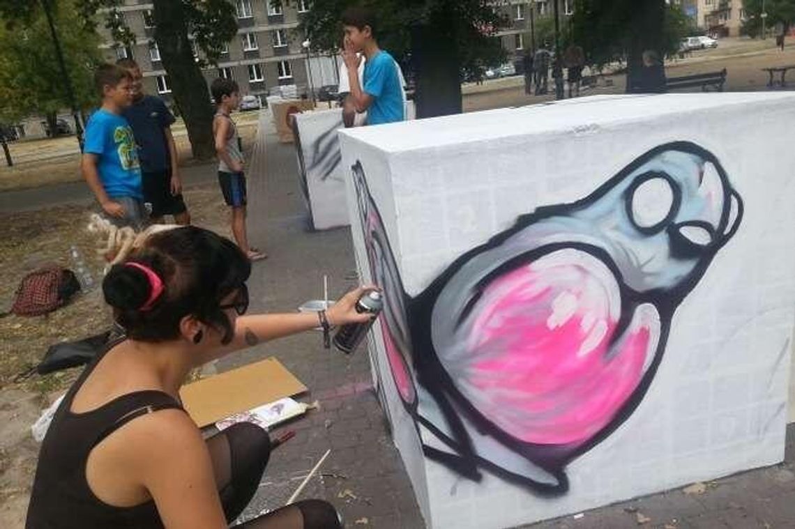 Kostki na pamiątkę. "Murale sześcienne" na pl. Kaczyńskiego