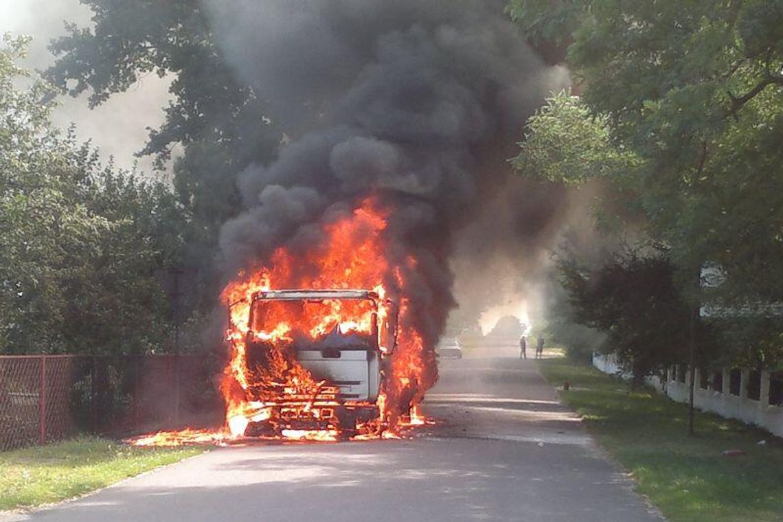 Kostomłoty: Spłonęła ciężarówka przewożąca mrożonki (zdjęcia)