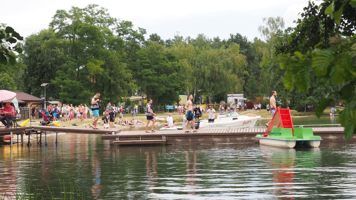 Koszą nad jeziorem Białym. Parkingowe zamieszanie w Okunince warte 100 zł