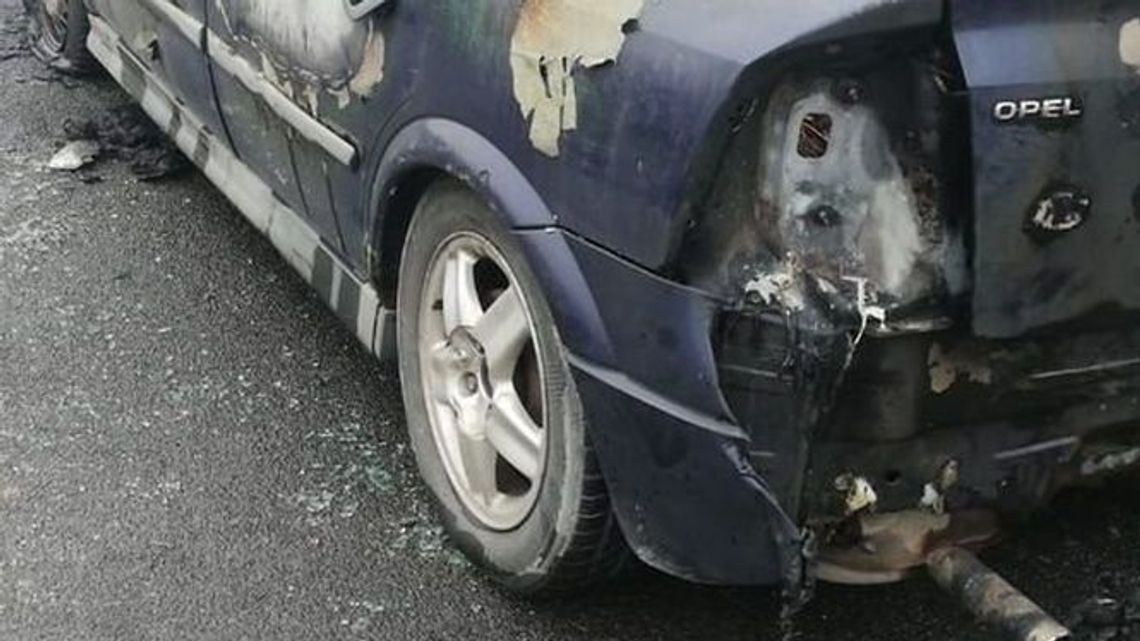 Koszmar koło Biłgoraja. Kobieta uwięziona w płonącym oplu Koszmar koło Biłgoraja. Kobieta uwięziona w płonącym oplu