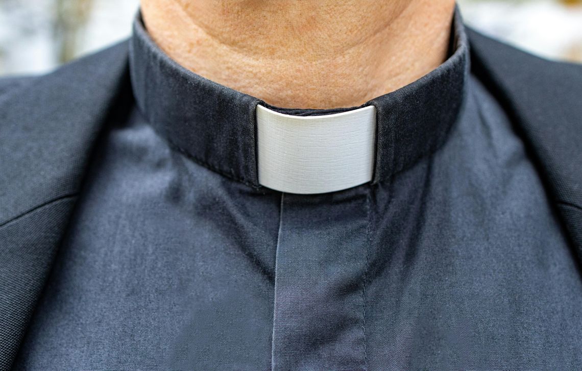 Koszule kapłańskie w codziennym użytkowaniu: wygoda, styl i tradycja