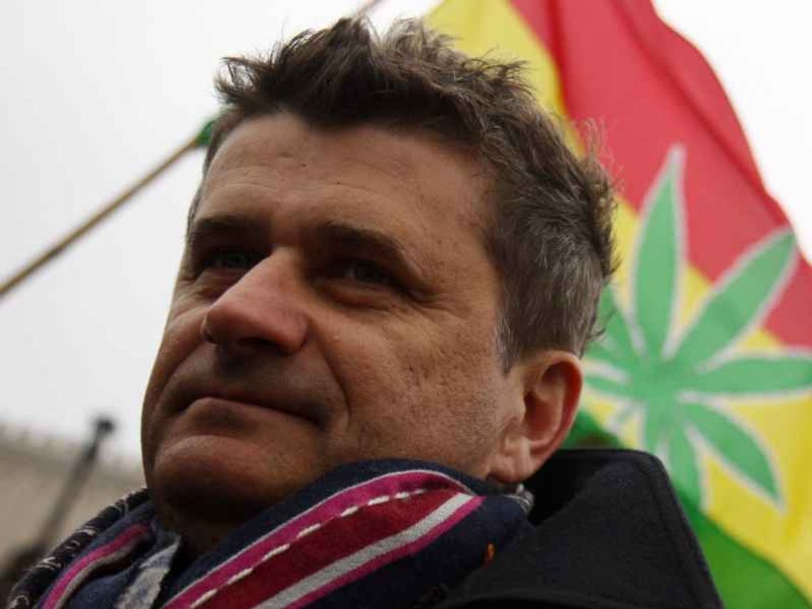 Koszyk Palikota: prezerwatywy, tanie wino i komplet kolędowy