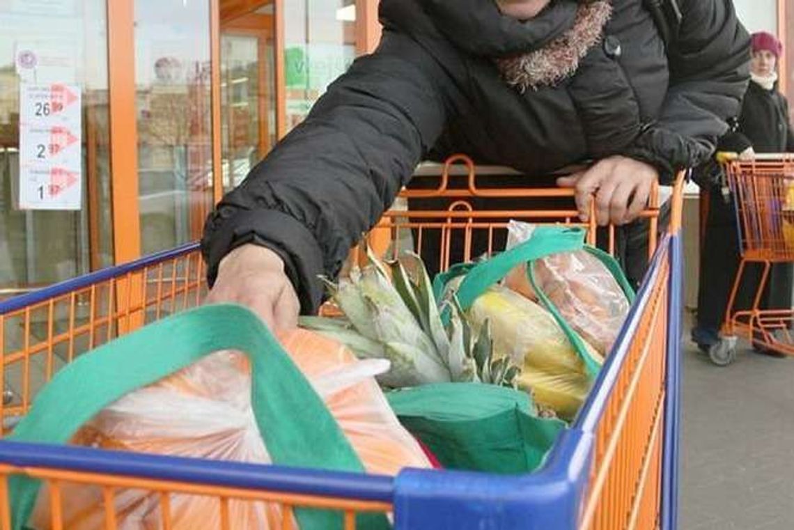 Koszyk wielkanocny 2016. Ile czasu musi na niego pracować spawacz, a ile pracownik call center?