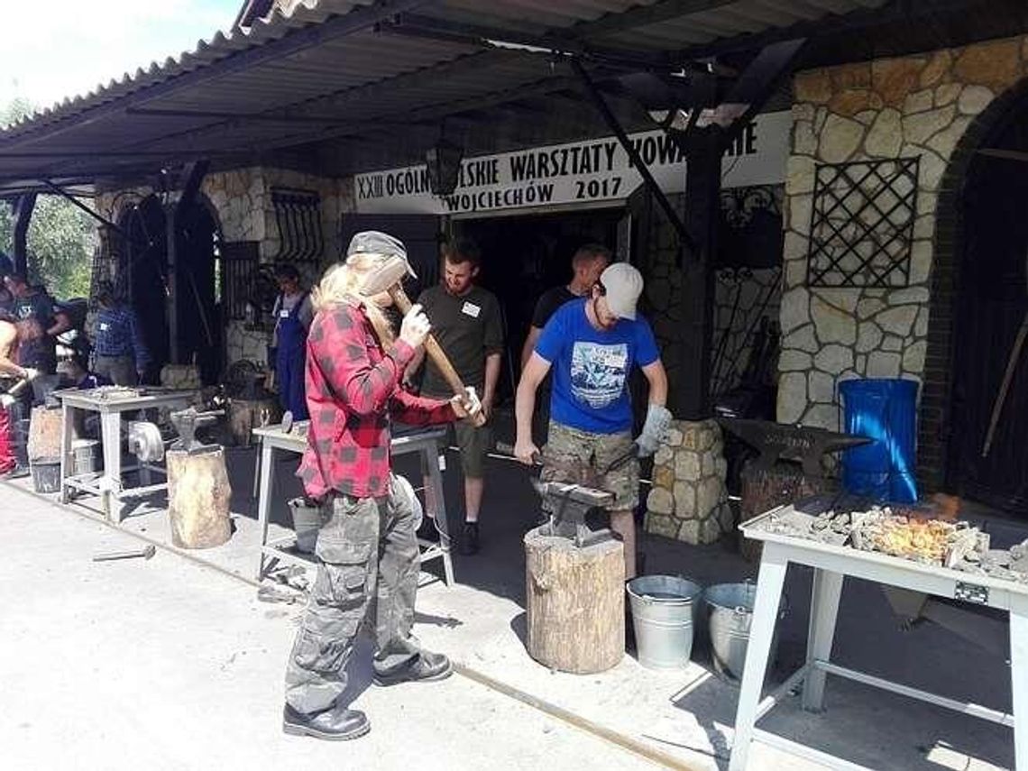 Kowale w Wojciechowie. Trwają warszaty. Od piątku targi sztuki kowalskiej