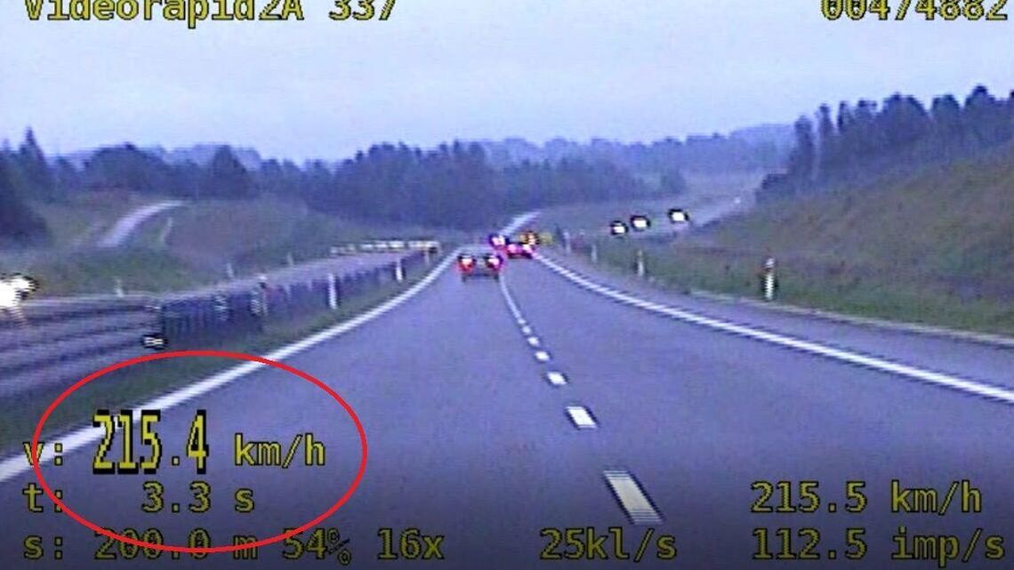 Kozak na S19 koło Kraśnika. Skodą 215 km/h. Nagranie z radiowozu