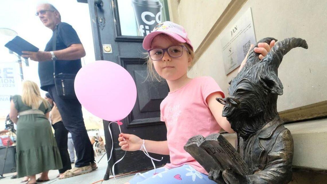 Koziołek ubrany w surdut i binokle przypomina znanego kupca