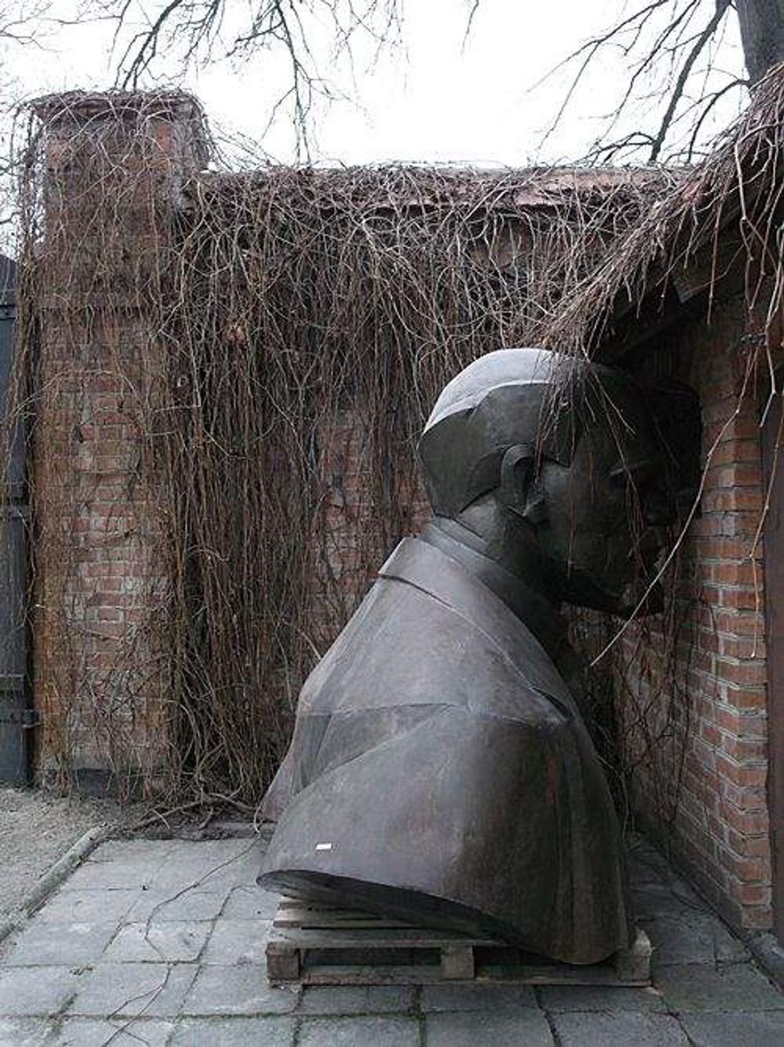 Kozłówka: Zimą odnowią 2-metrowego Lenina