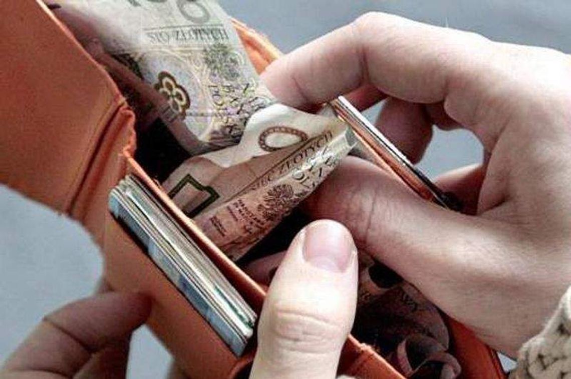 Kradł portfele, a potem wyciągał pieniądze z konta. PIN był na kartce