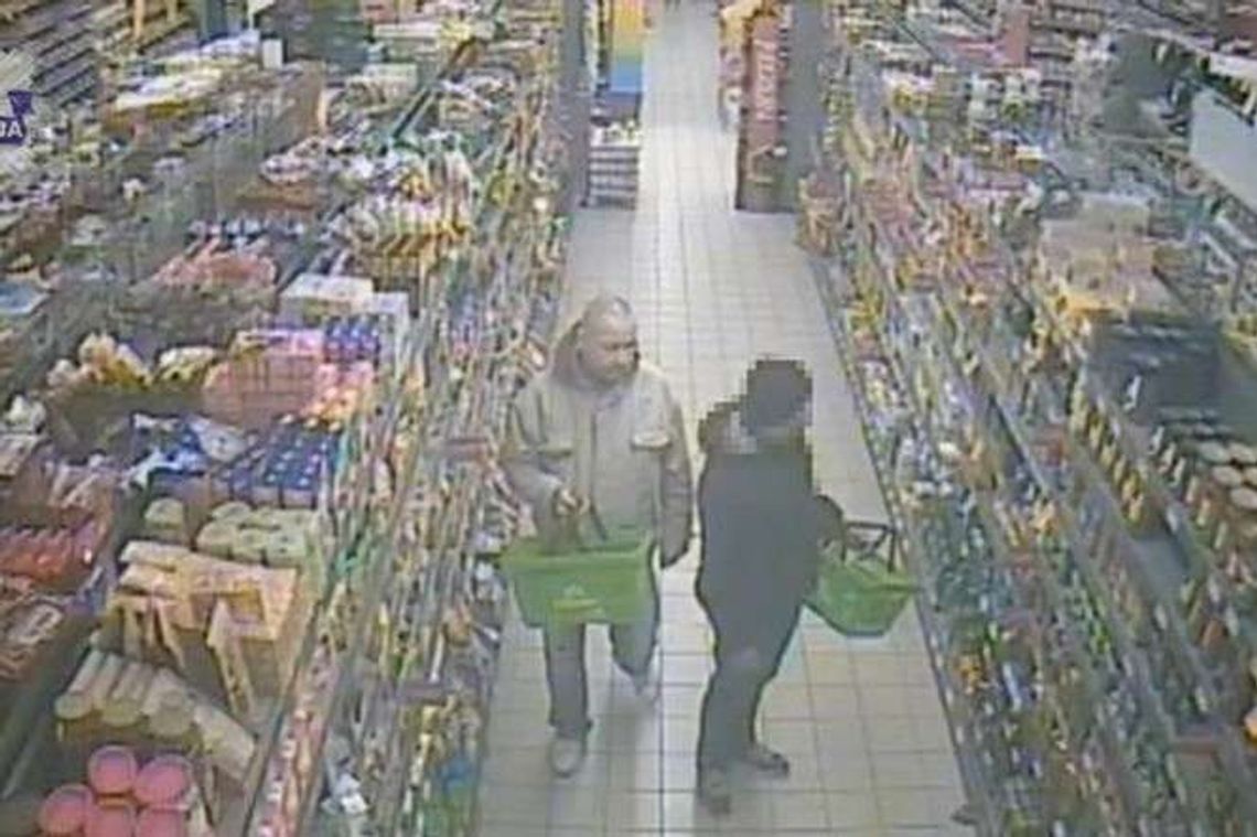 Kradli kawę w markecie. Jeden wpadł, drugiego szukają Kradli kawę w markecie. Jeden wpadł, drugiego szukają