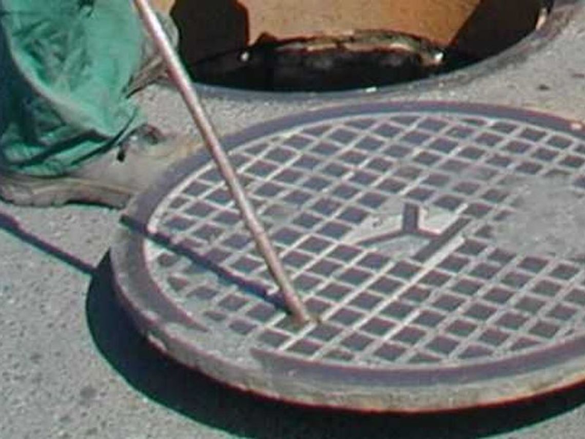 Kradli kratki kanalizacyjne i sprzedawali na złom 