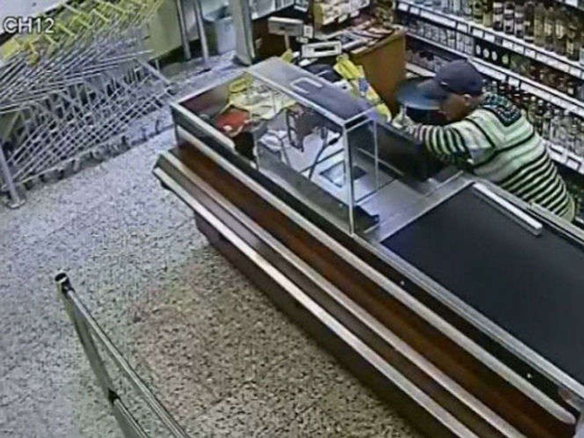 Kradzież pieniędzy ze sklepu w Lublinie. Policja szuka sprawców Kradzież pieniędzy ze sklepu w Lublinie. Policja szuka sprawców