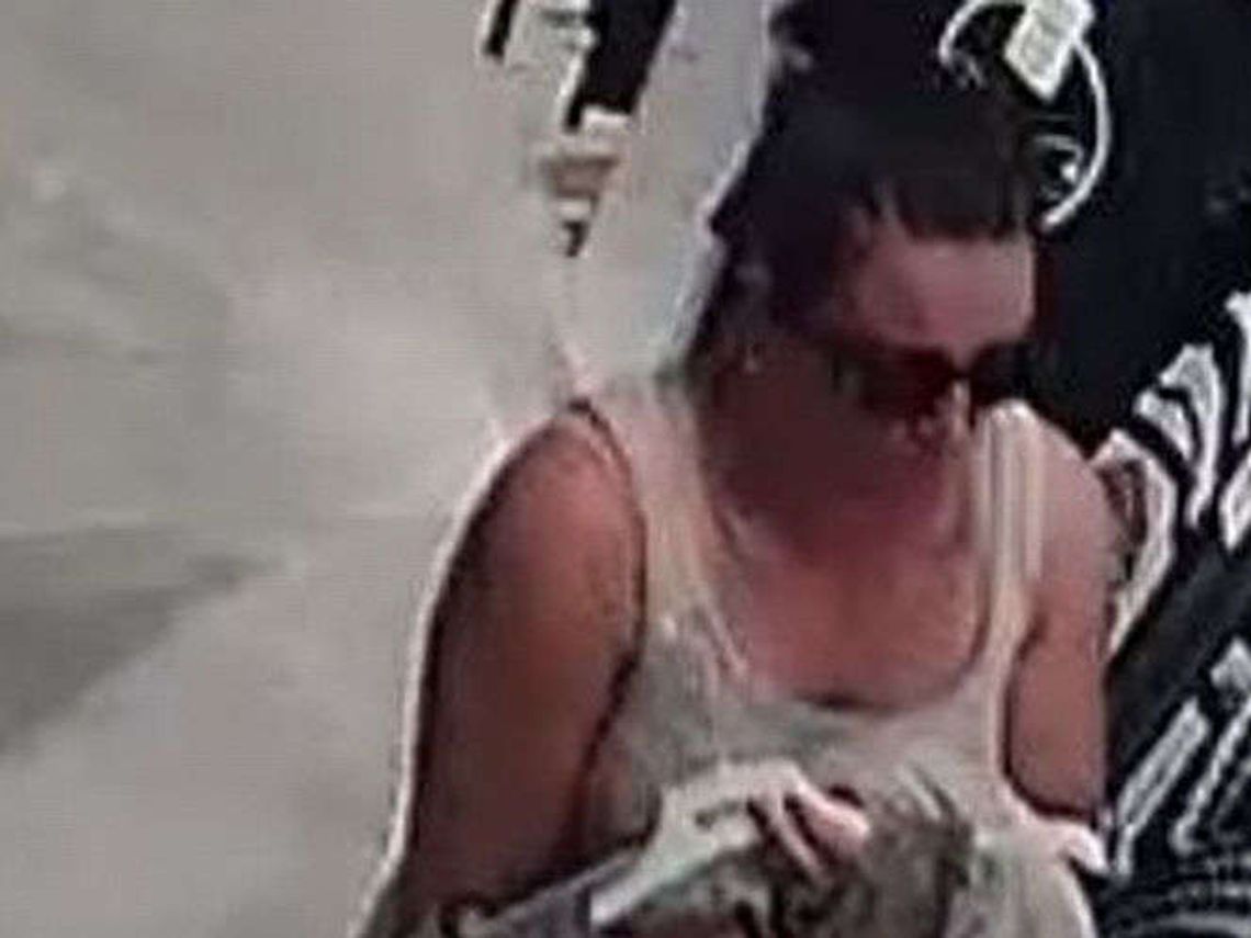 Kradzież ubrań w galerii przy ul. Orkana. Policja szuka trzech kobiet (wideo) Kradzież ubrań w galerii przy ul. Orkana. Policja szuka trzech kobiet (wideo)