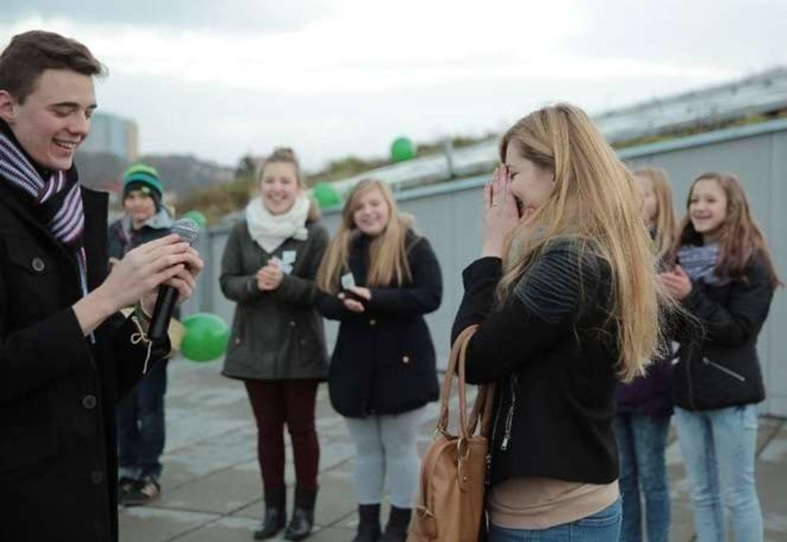 Krąg Życzliwości zadziałał. Oświadczyny na dachu centrum handlowego (zdjęcia)