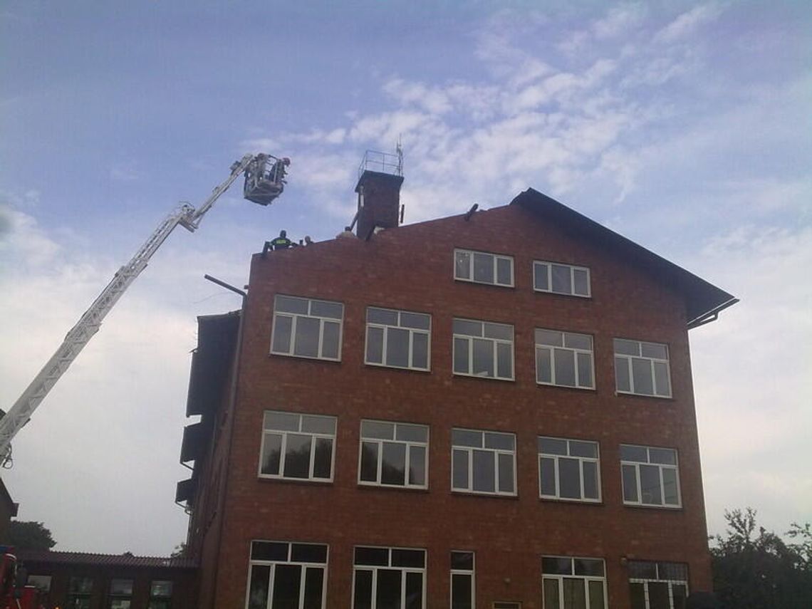 Krajobraz po burzy: Powalone konary, uszkodzone dachy