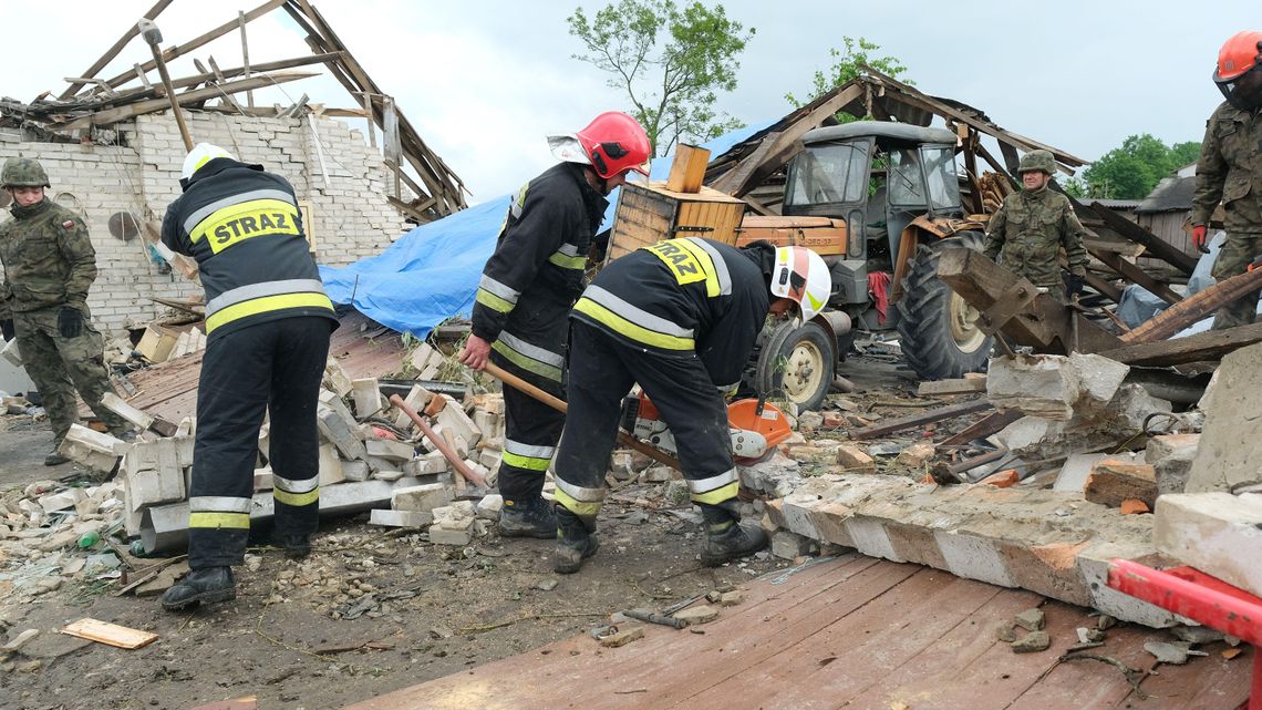 Krajobraz po kataklizmie w Stasinie. "Dach z domu leży gdzieś na polu"