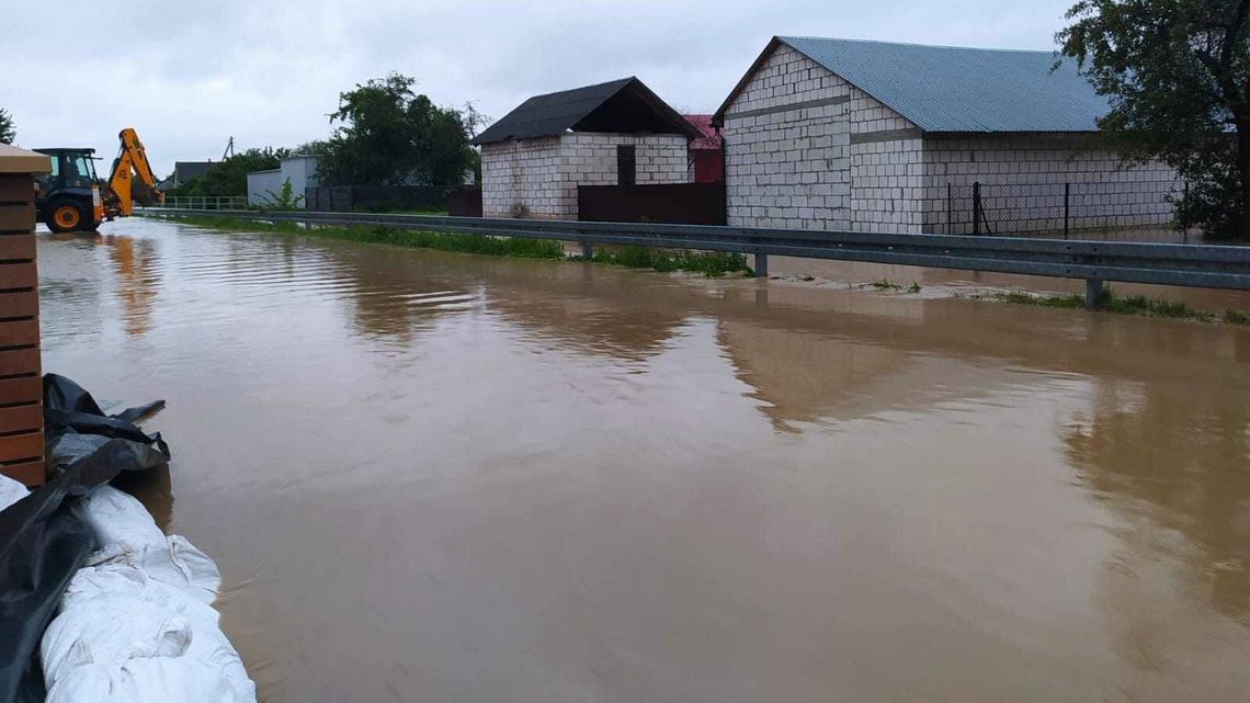 Krajobraz po nawałnicy. Błotnista rzeka zalała wioski
