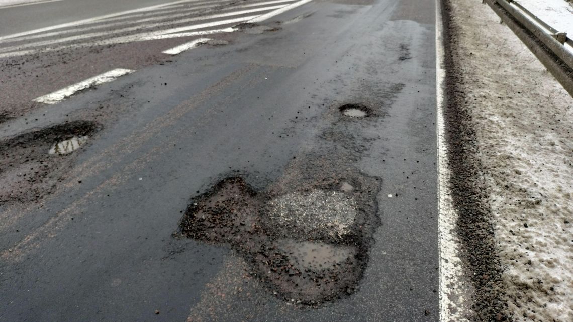 Krajowa droga dziurawa jak sito. Drogowcy obiecują: naprawimy