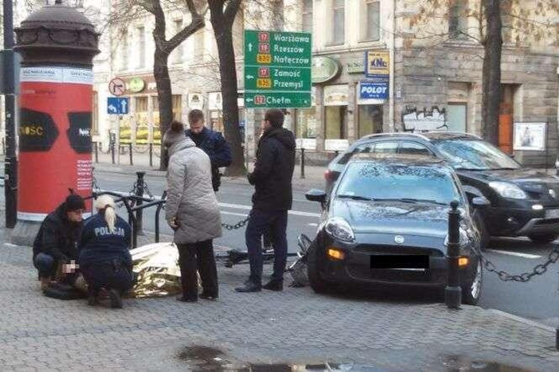 Krakowskie Przedmieście: Samochód potrącił rowerzystę Krakowskie Przedmieście: Samochód potrącił rowerzystę