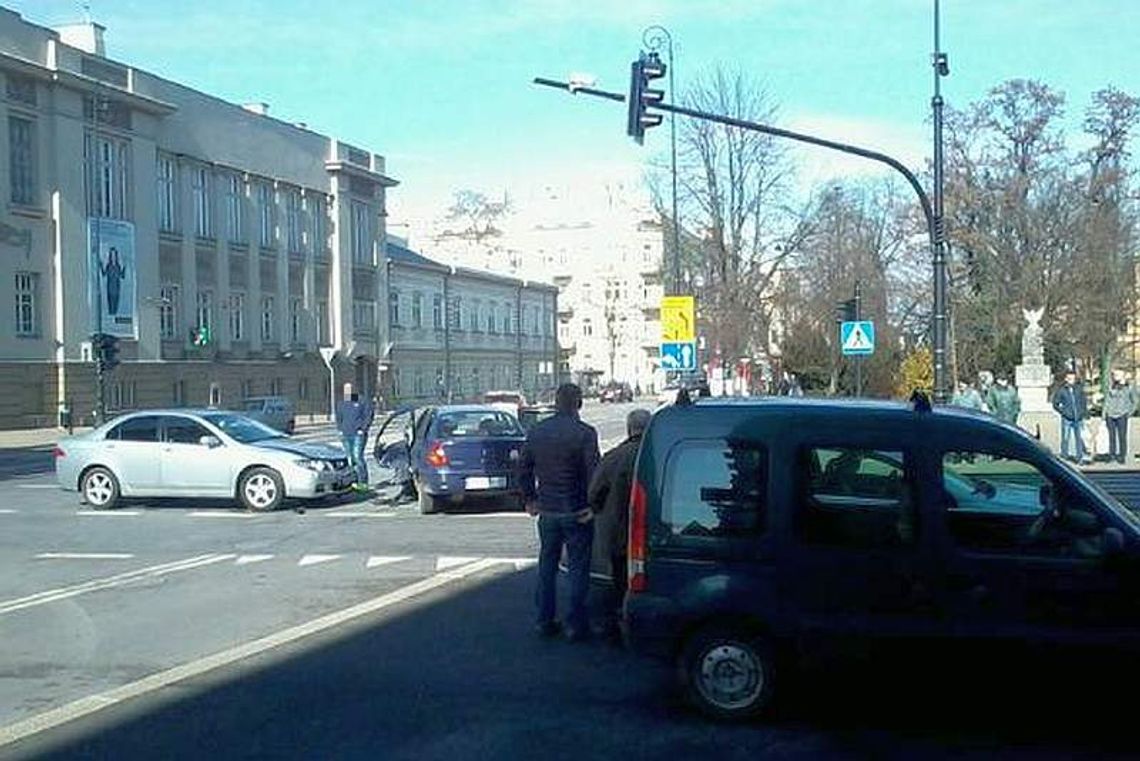 Krakowskie Przedmieście. Uderzył w samochód, którym jechali policjanci