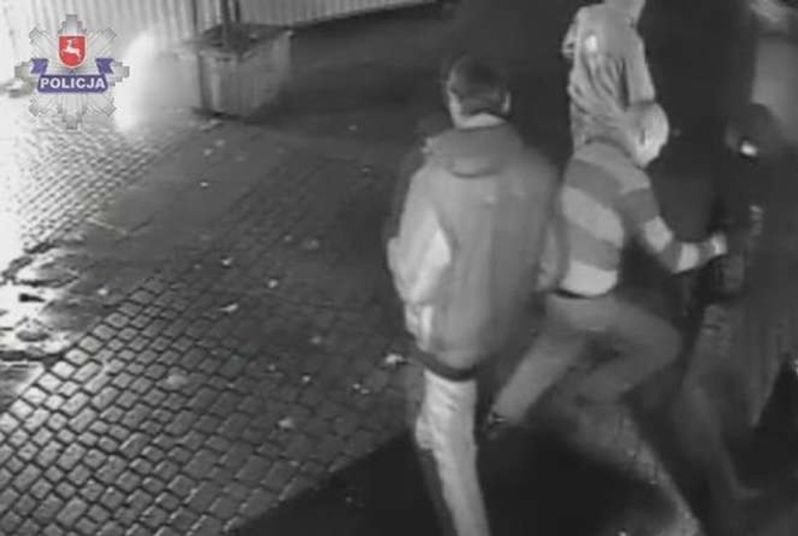 Krakowskie Przedmieście: Zniszczył drzwi wejściowe do klubu (wideo)