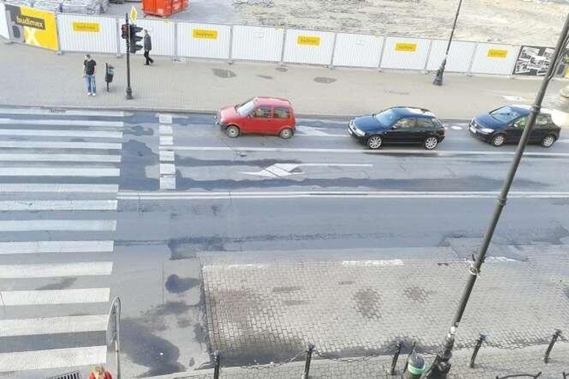 Krakowskiego nie zamknęli, ale autobusy zaczęły jeździć inaczej. Pasażerowie nie wiedzieli Krakowskiego nie zamknęli, ale autobusy zaczęły jeździć inaczej. Pasażerowie nie wiedzieli