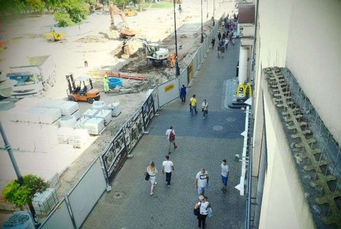 Krakowskim Przedmieściem nie dojdziemy do deptaka. Zamkną przejście na 3 miesiące Krakowskim Przedmieściem nie dojdziemy do deptaka. Zamkną przejście na 3 miesiące