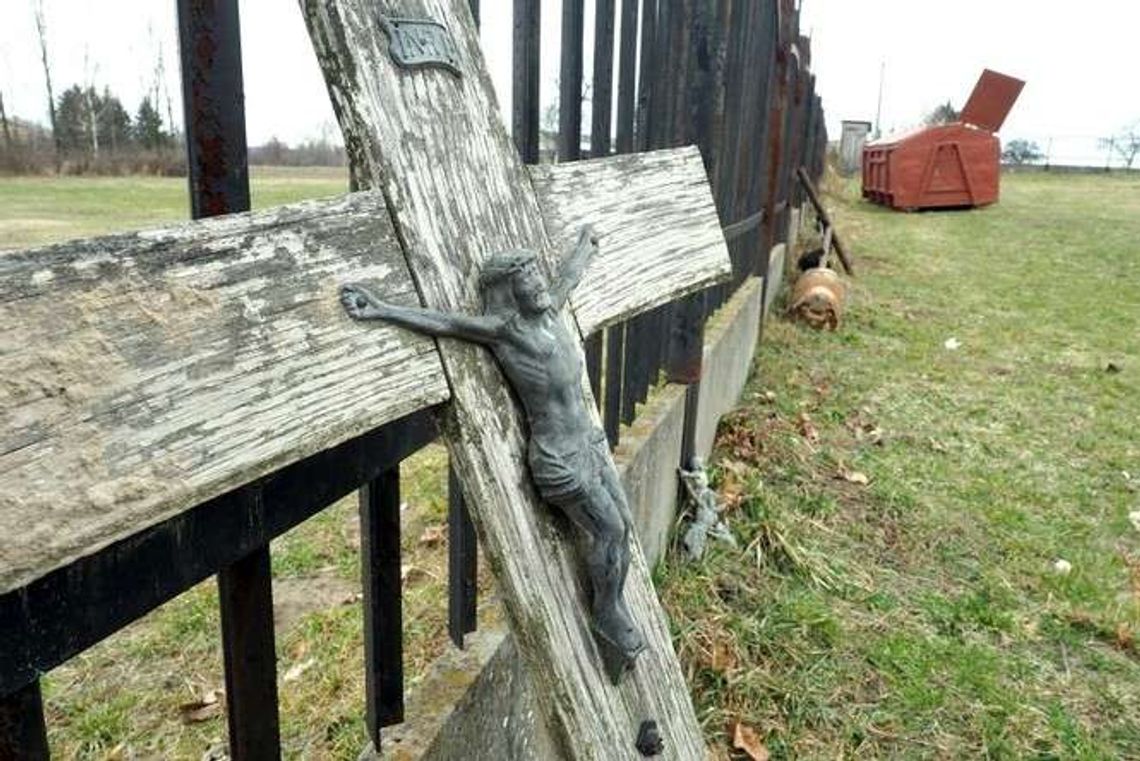 Krasienin: Parafia bez umowy na odbiór śmieci. Odpady były zakopywane?