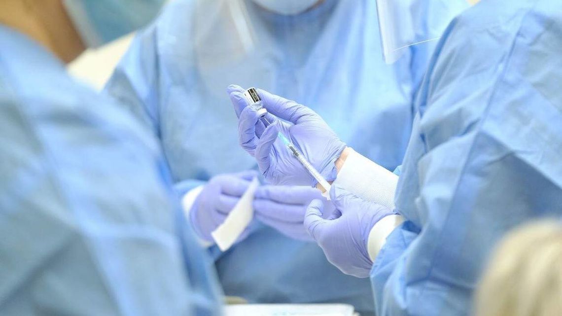 Kraska: jeżeli szczepionka miałby się zmarnować, można zaszczepić rodziny medyków lub pacjentów