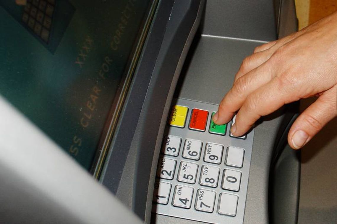Kraśniczyn: Rozbój przy bankomacie. Pobili i okradli 34-latka