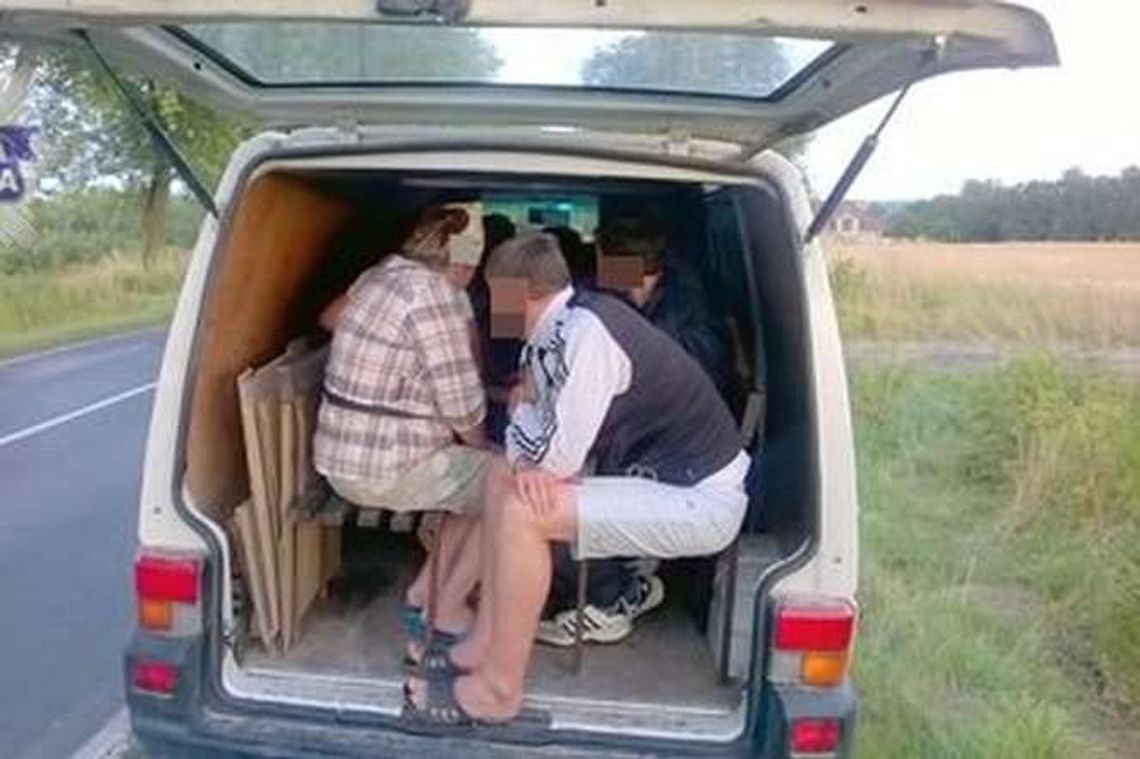 Kraśnik: 14 osób w dostawczym busie. Siedzieli jeden na drugim