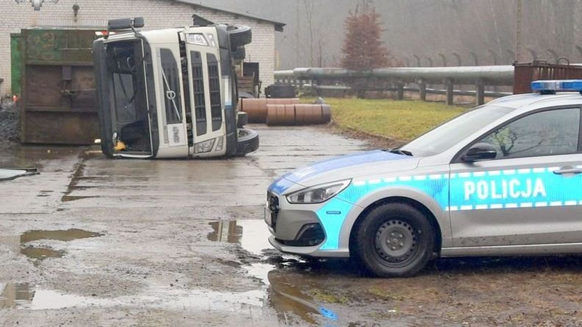 Kraśnik: Ciężarówka przewróciła się przy załadunku Kraśnik: Ciężarówka przewróciła się przy załadunku
