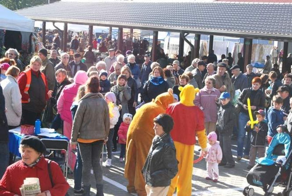 Kraśnik: Kupcy mieli przenieść się na nowy targ, ale i tak handlują na starym Kraśnik: Kupcy mieli przenieść się na nowy targ, ale i tak handlują na starym