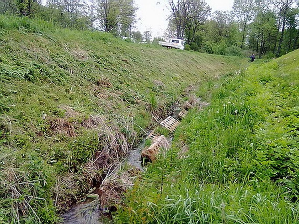 Kraśnik: Mniej wody w zalewie przez pęknięty wał