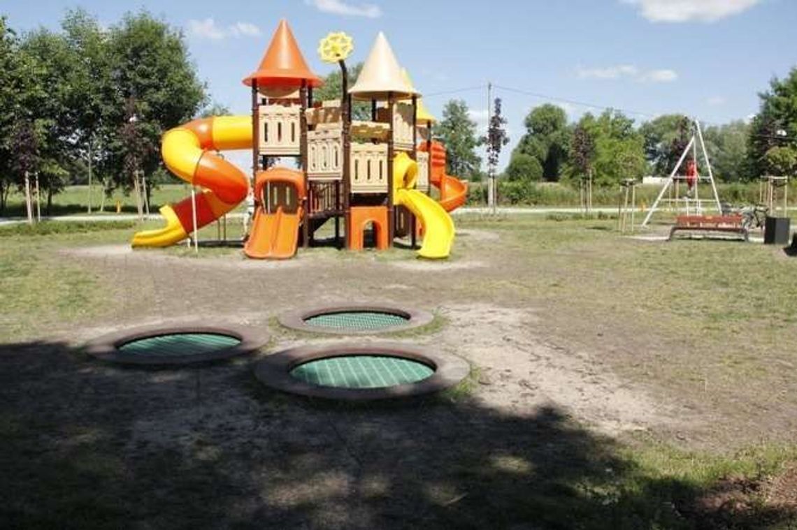 Kraśnik: Plac zabaw na podmokłym terenie, dzieci toną w błocie