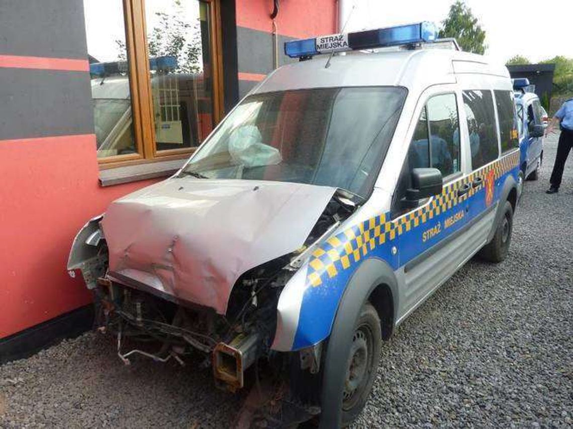 Kraśnik: Rozbity ford Straży Miejskiej znów na sprzedaż