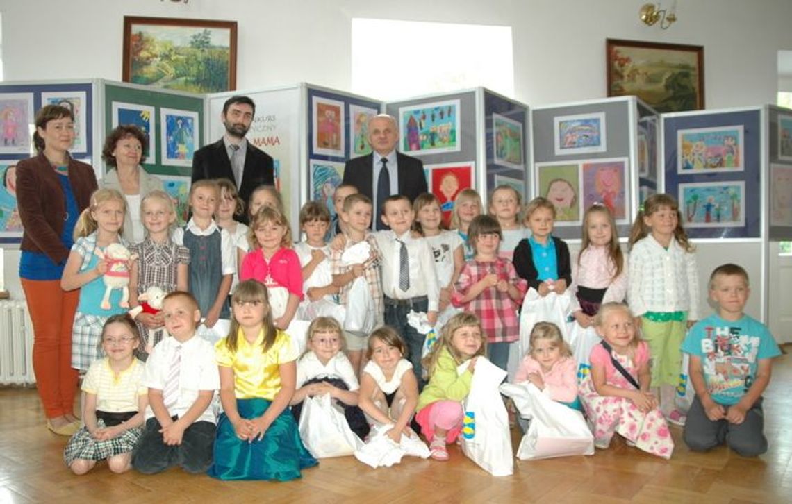 Krasnostawskie przedszkolaki malowały mamy